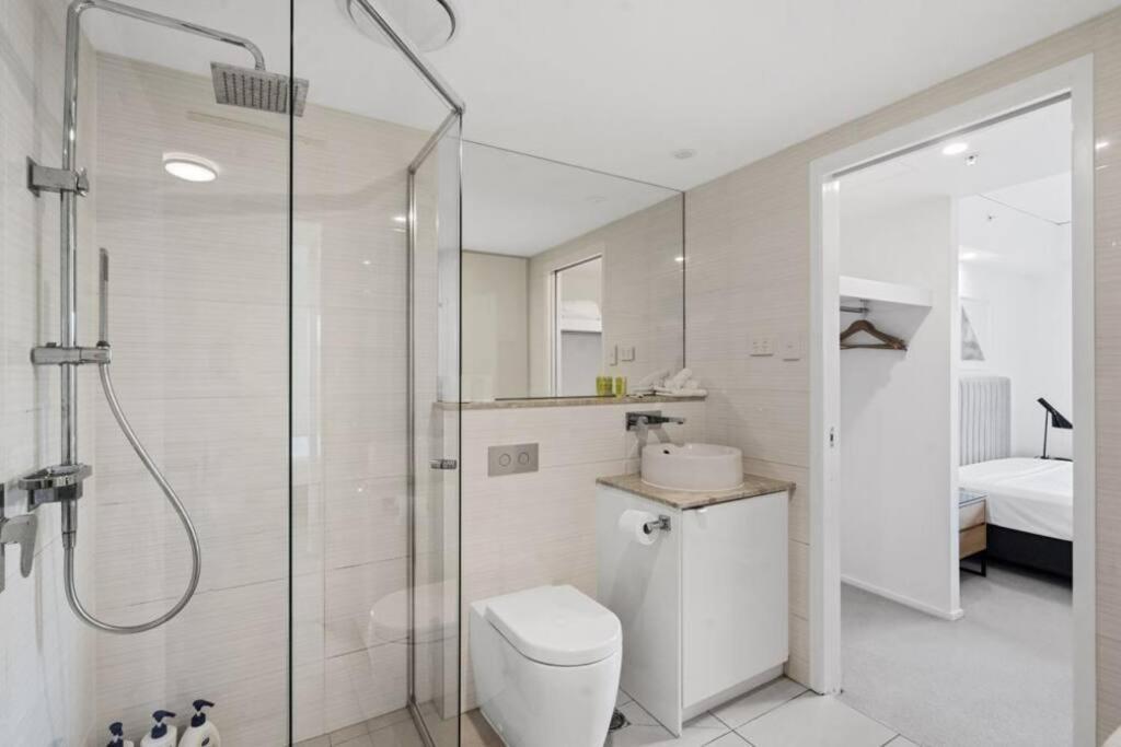 Lovely 2- Bedroom Rental Unit With Free Parking Brisbane Exteriör bild